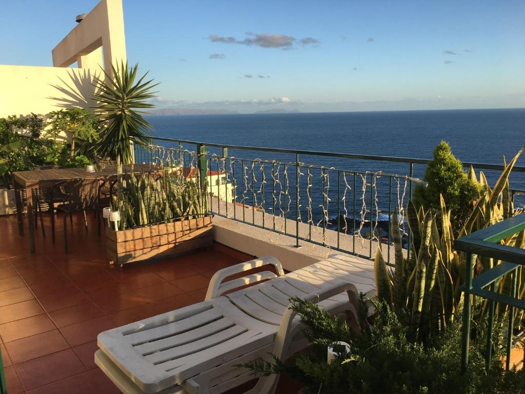 卡尼索OceanView Penthouse的一个带桌椅的海景阳台