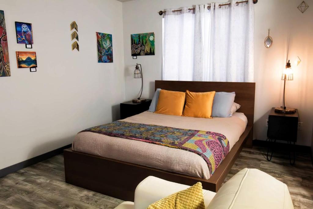 西塞德Starry Night Inn的一间卧室配有一张带橙色枕头的大床