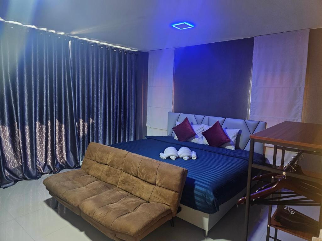 Ban KoKhokeng Room的一间卧室配有蓝色的床和沙发