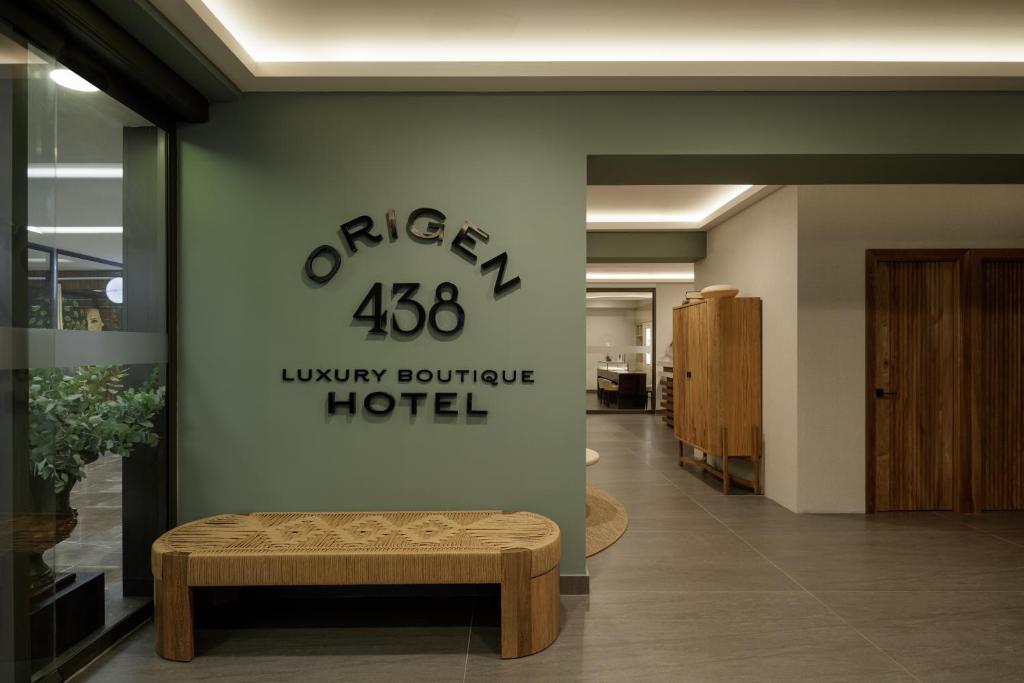 瓜达拉哈拉Origen 438 Luxury Boutique Hotel的走廊上设有长凳的酒店标志