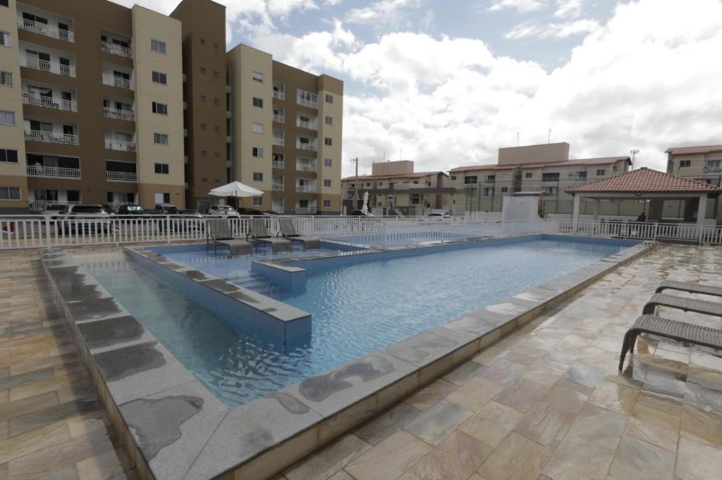 圣路易斯Apartamento Luxuoso à 2km da Litorânea的公寓大楼内的大型游泳池