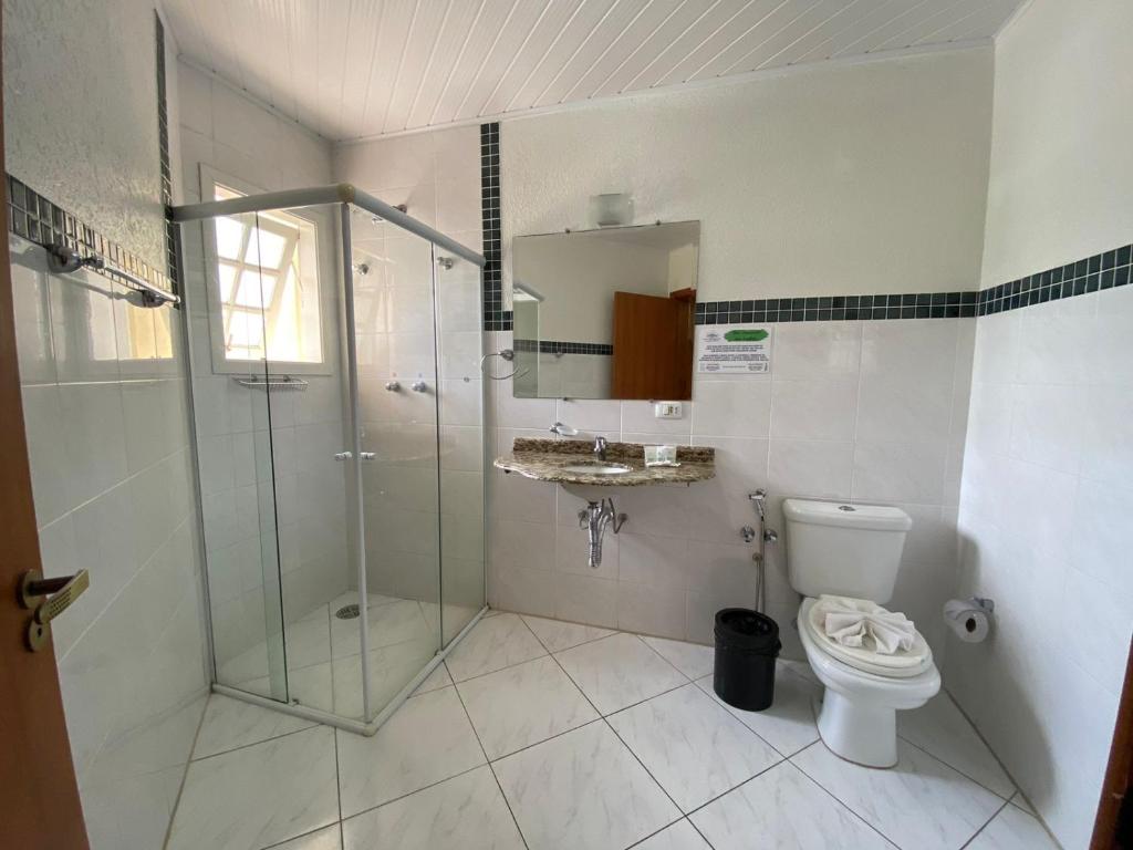 坎波斯杜若尔当爵岛望厦宾馆的一间带玻璃淋浴和卫生间的浴室