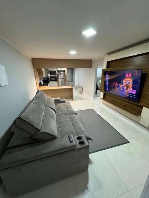 邦比尼亚斯Aparto Canto da Praia /40m d Mar的带沙发和平面电视的客厅