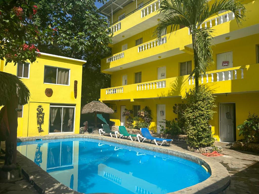 苏莎亚Coco Hotel and Hostel的大楼前设有游泳池的酒店