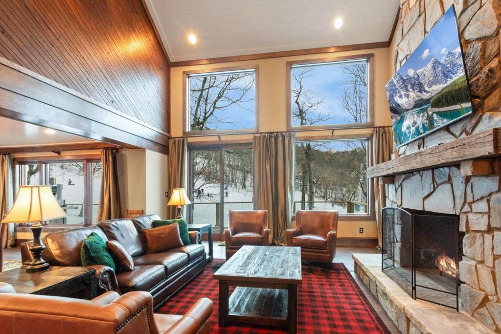 榉木山Rivendell的带沙发和壁炉的客厅