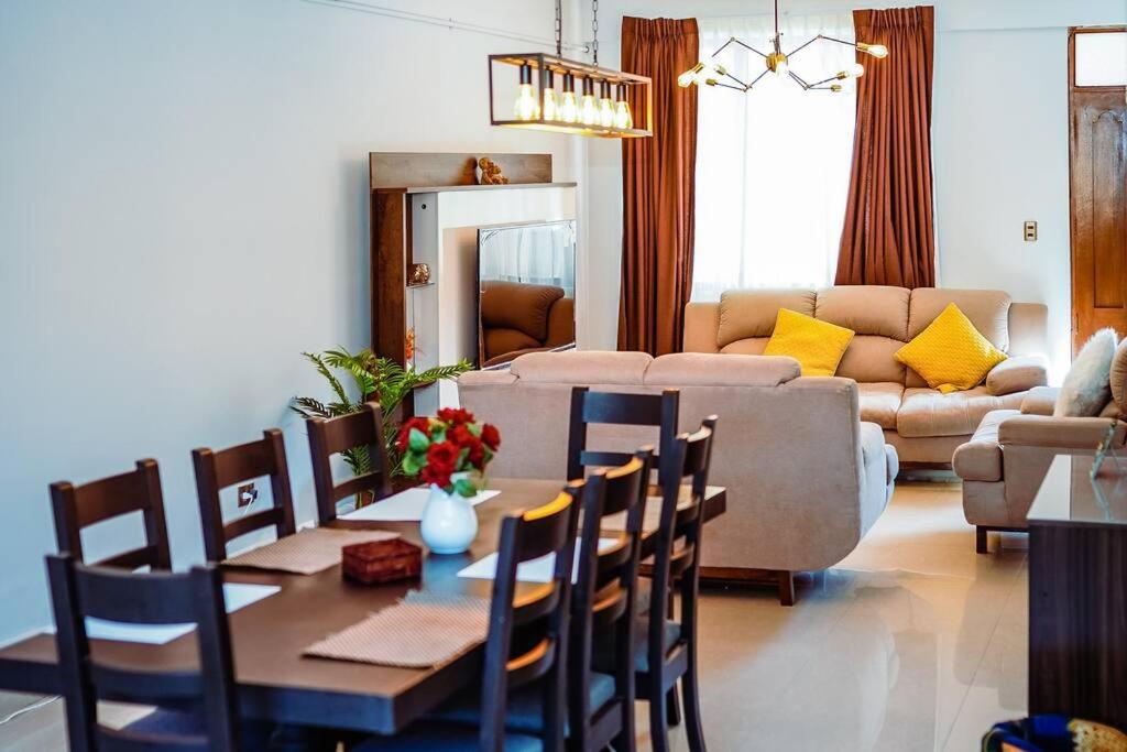 苏克雷Encantador y amplio departamento en zona tranquila的客厅配有桌椅和沙发