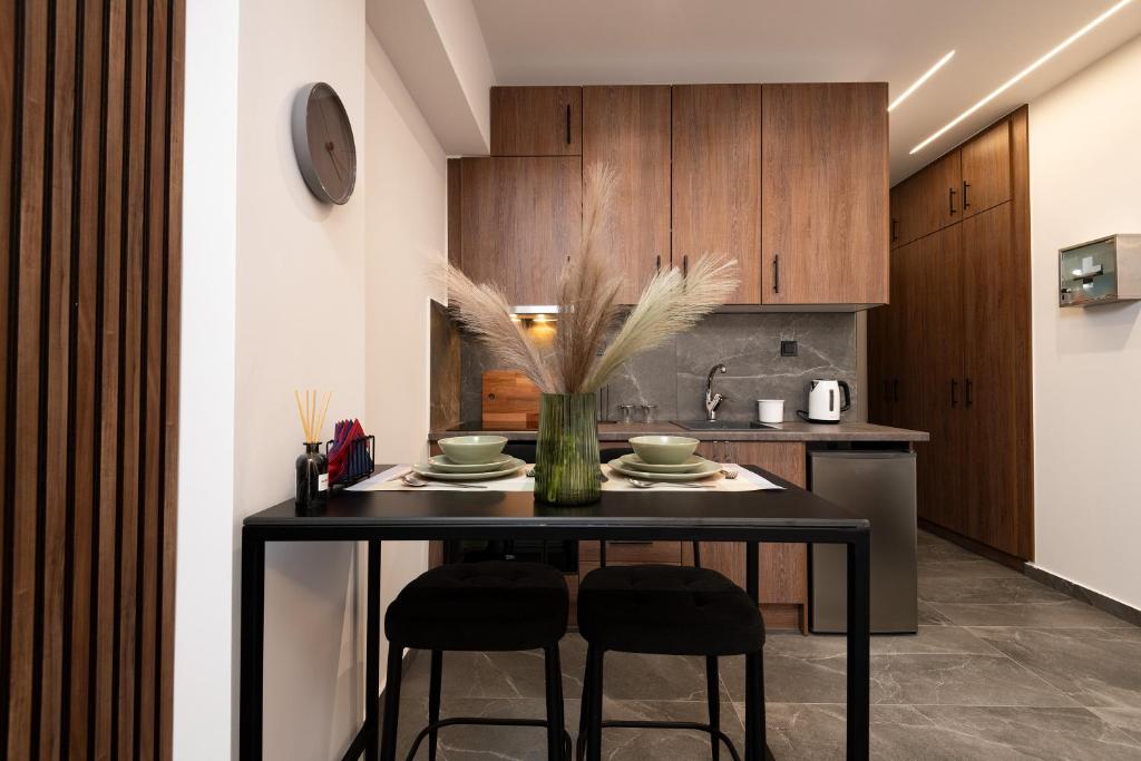 塞雷LP Citycenter Suite的厨房配有一张带两把椅子的黑桌