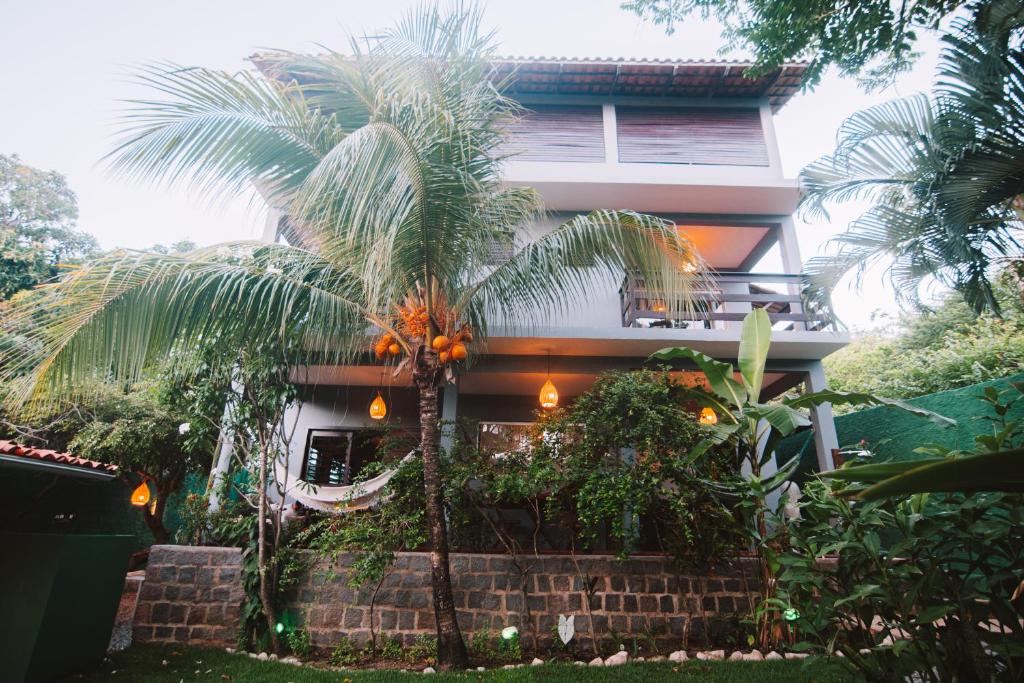 皮帕La Serena Hostel的房屋前的棕榈树