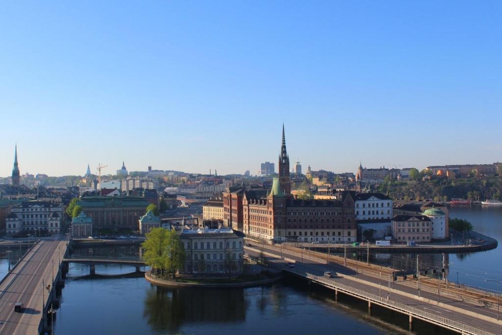 斯德哥尔摩斯德哥尔摩喜来登酒店的享有河流和桥梁的城市美景