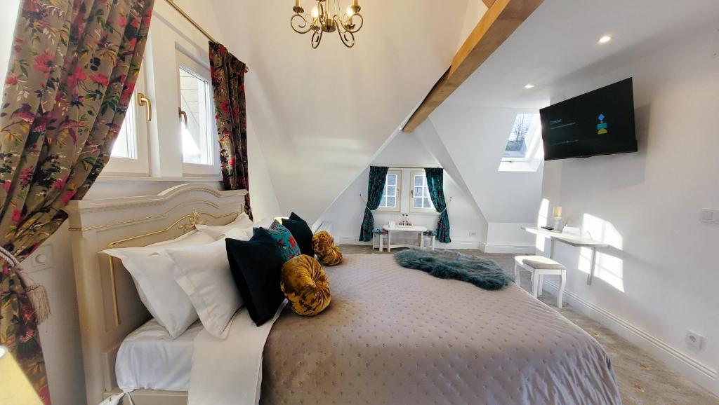 佩什泰拉Carpathia Magic的阁楼上的卧室配有一张大床