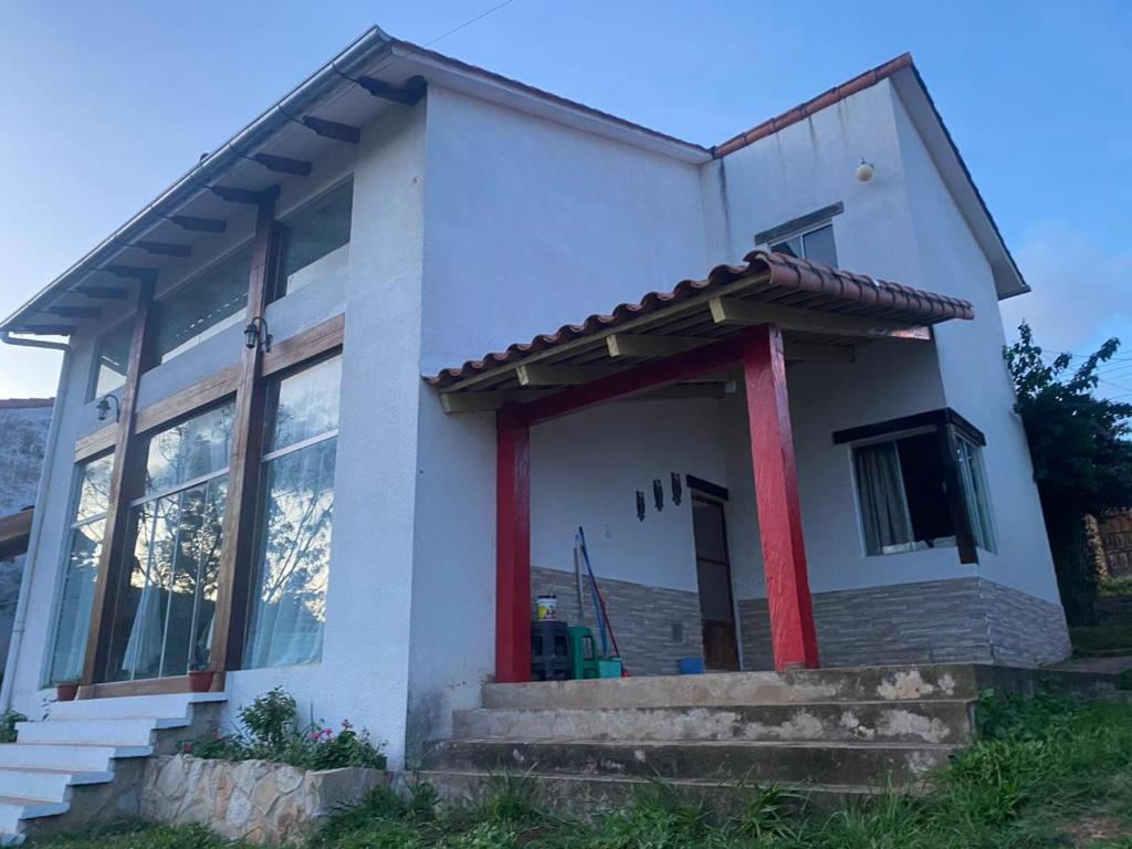 萨迈帕塔Casa Rural Doña Blanca的白色的红色柱子房子