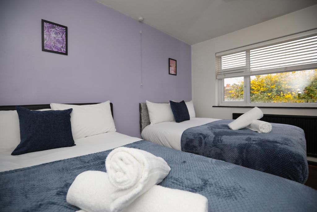 拉夫堡Contractors - Relocators - Family的一间卧室配有两张带毛巾的床