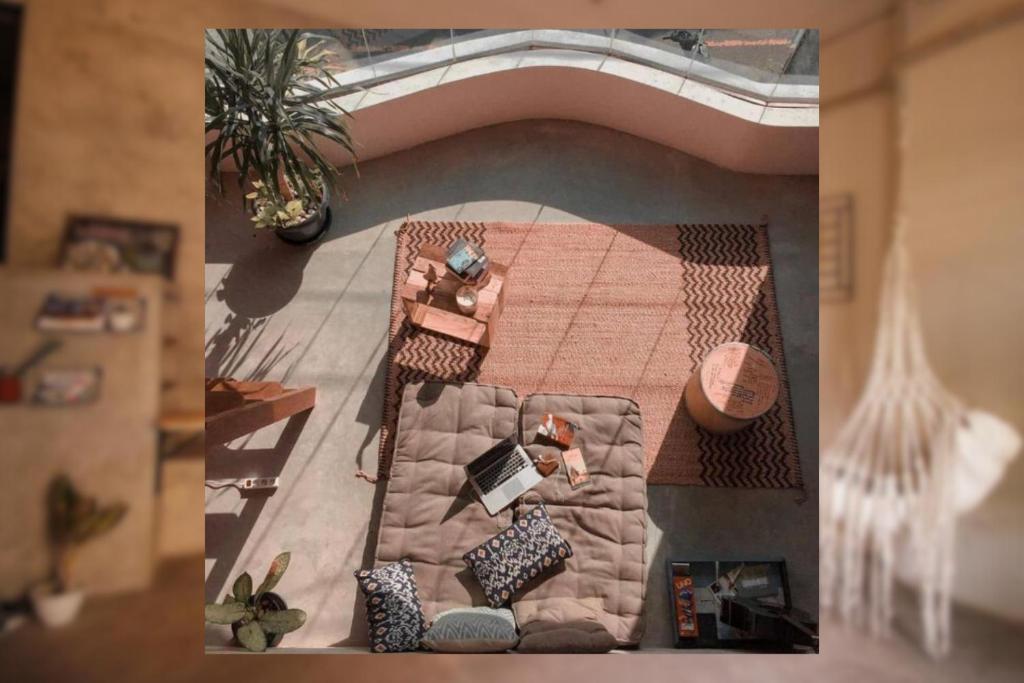 日惹Sante Commune Yogyakarta的带沙发和桌子的客厅模型