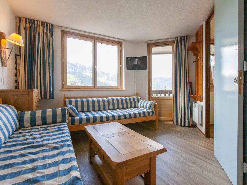 莫尔济讷Appartement Avoriaz, 2 pièces, 5 personnes - FR-1-314-264的客厅配有两张沙发和一张桌子