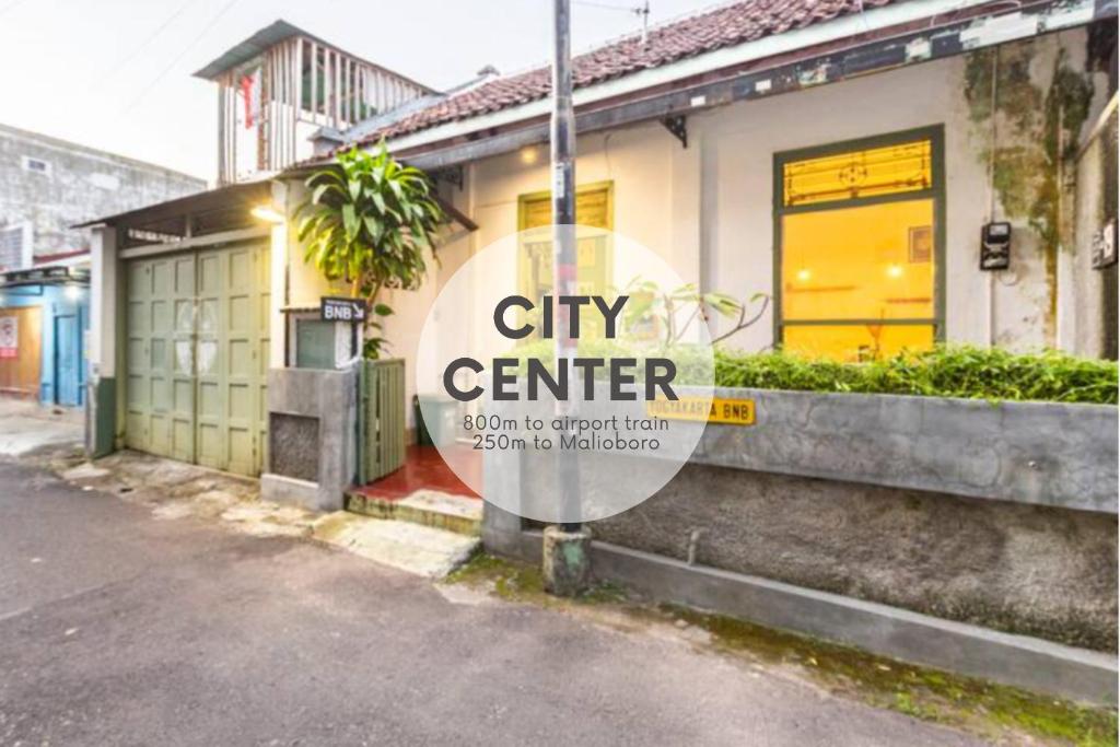 日惹Yogyakarta BnB Malioboro的市中心的标志在建筑物前