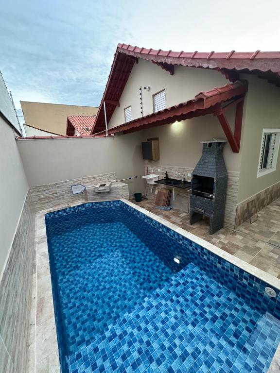 蒙加瓜Casa na Praia com Piscina - Mongaguá - Drake House的房屋前的游泳池