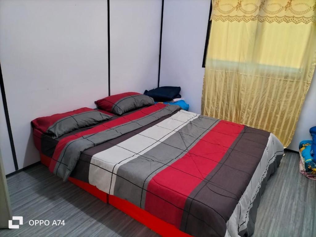 万津Inap Desa Hajah Yani, Kg Olak Lempit的一间卧室,卧室内配有一张大床
