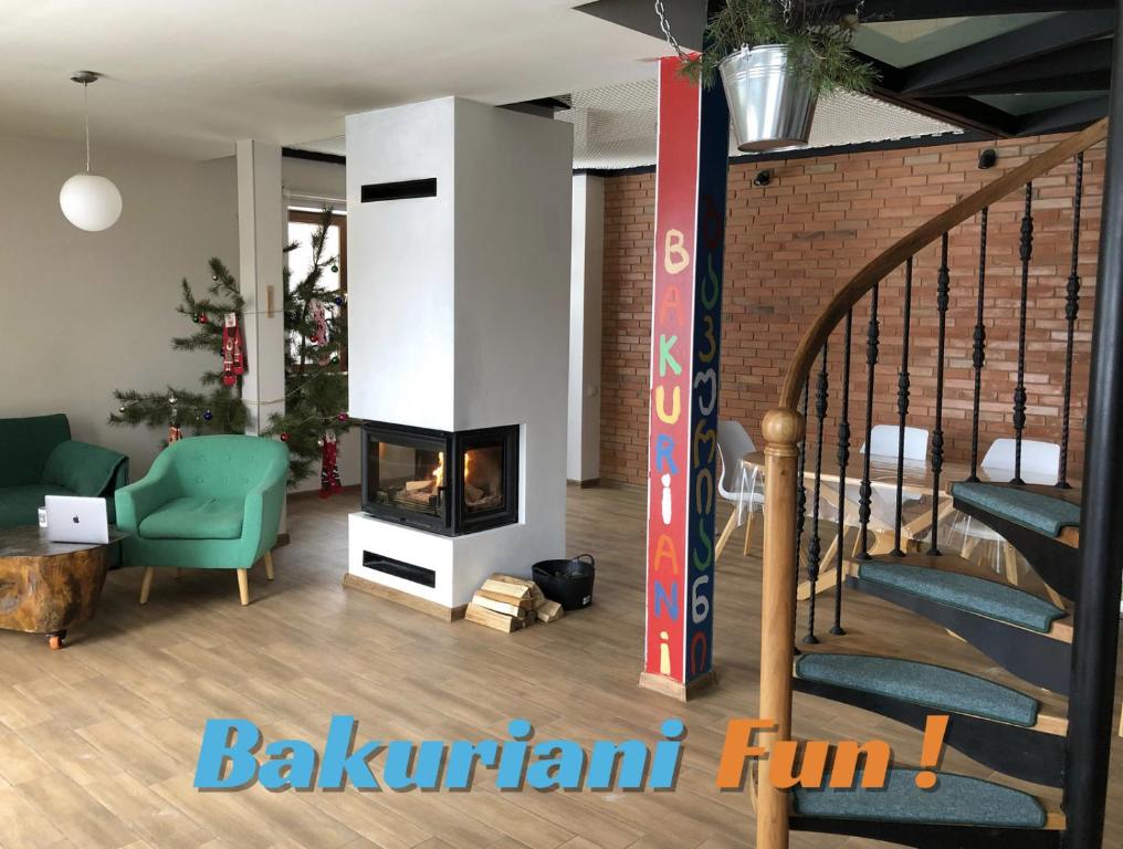 巴库里阿尼Bakuriani Fun, nice view and design, cosy and spacious的一间带壁炉和楼梯的客厅