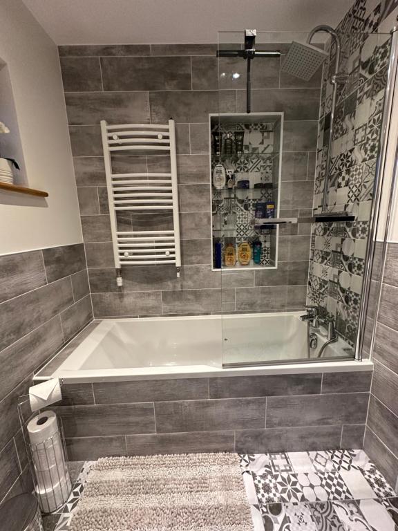 都柏林Blush Jungle的带浴缸和淋浴的浴室