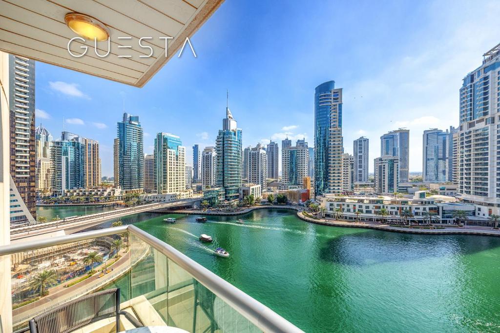 迪拜Park Island, Dubai Marina的城市中河流的美丽景色,城市中建筑高耸