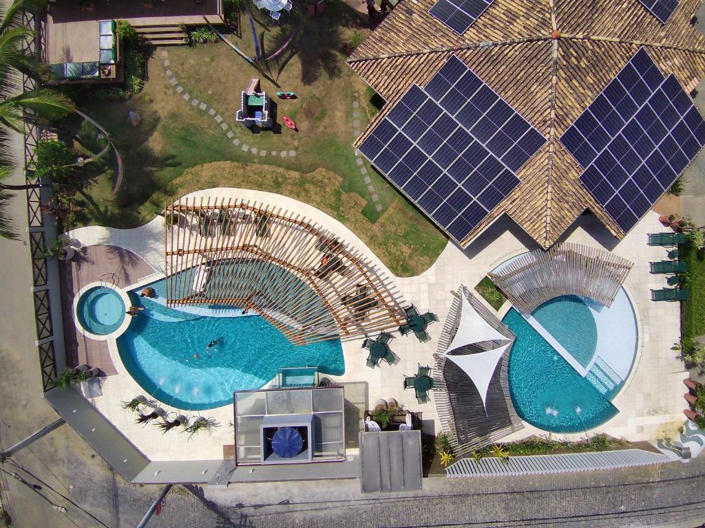 伊列乌斯普拉亚贝拉旅馆的享有带太阳能电池板的游泳池的顶部景致