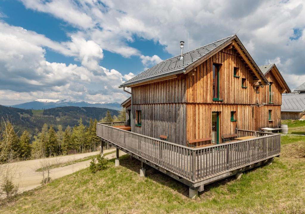 巴特圣莱昂哈德艾1A Chalet Rast - Grillen mit Traumblick, Indoor Sauna的山丘上的木屋 - 带阳台