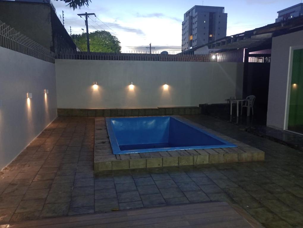 马瑙斯UM POUCO DE NATUREZA NO LAR的建筑庭院里的蓝色热水浴缸