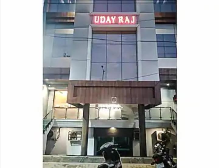 阿格拉HOTEL UDAY RAJ的前面有标志的建筑