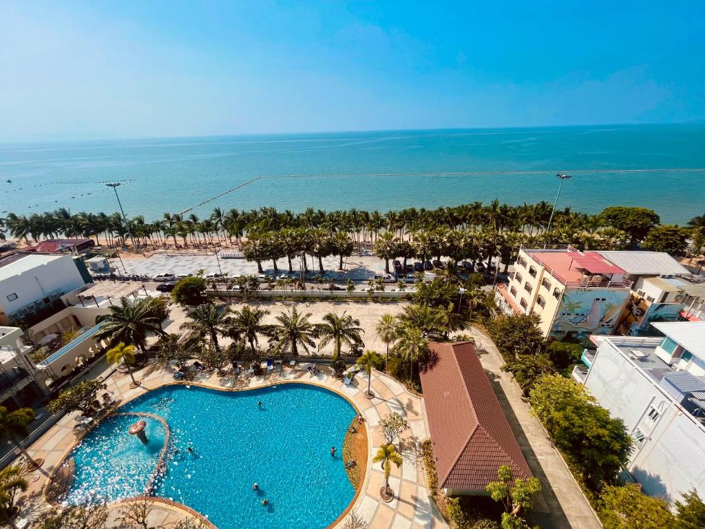 乔木提恩海滩OceanView Relaxing Suite & Yahaha的享有带游泳池的度假村的空中景致