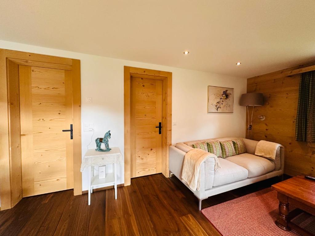 茨韦西门Chalet Solaria 2 bedrooms with mountain and garden view的客厅配有沙发和桌子