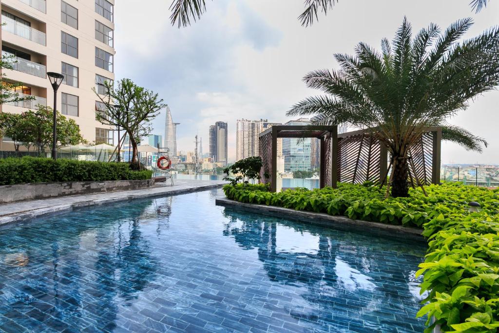 胡志明市Anthesis Riverside Apartment - Masteri Millennium的一座位于高楼城市的游泳池