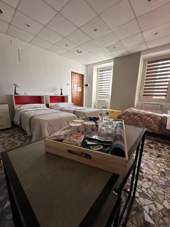 Gattico奥池迪比安卡住宿加早餐旅馆的一间酒店客房,配有两张床和一张桌子