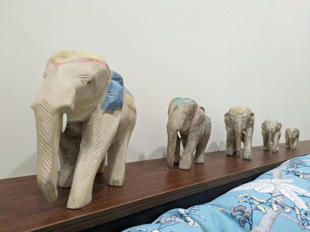 龍潭十六石遛民宿的一群玩具大象坐在架子上