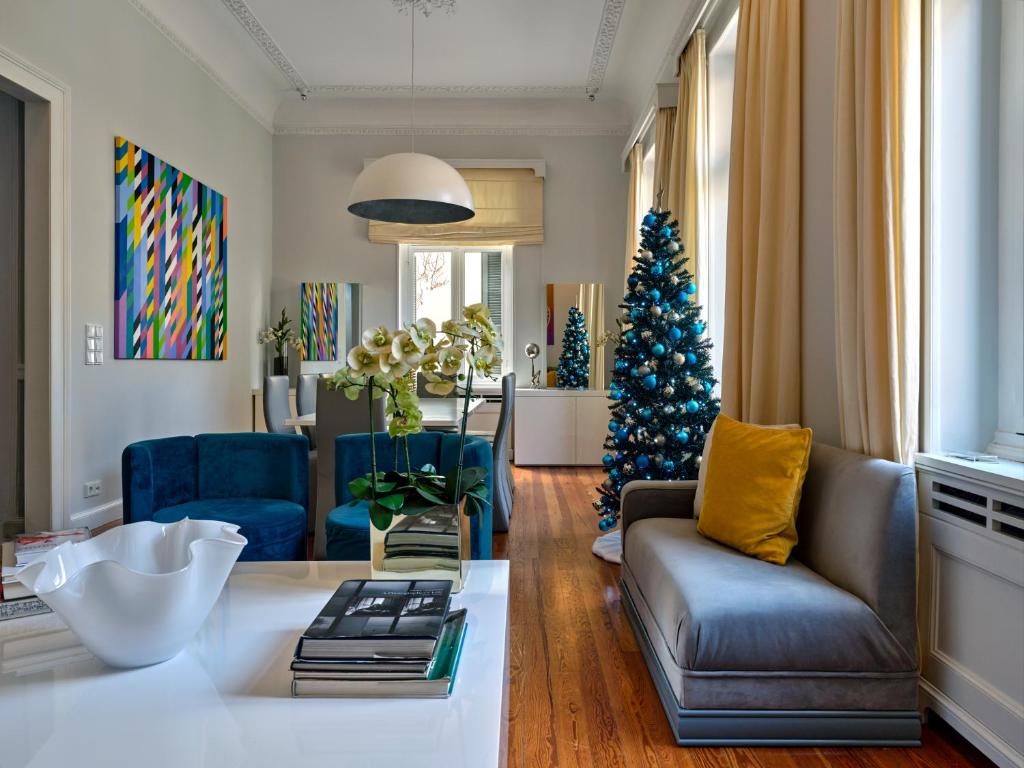 雅典The White House in Plaka by JJ Hospitality的客厅配有圣诞树和沙发