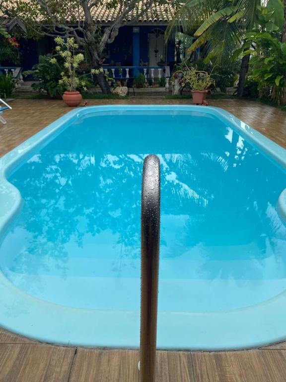 卡马萨里Cantinho dos Machados的一个带杆的大型蓝色游泳池