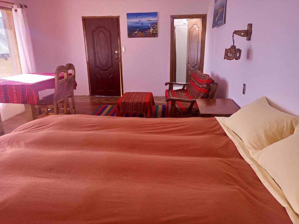 Comunidad YumaniCAMPO SANTO的卧室配有一张床和一张桌子及椅子