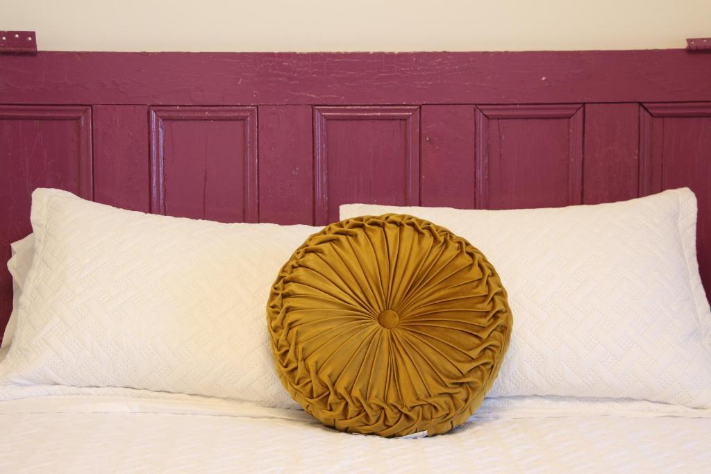 贝尔维尔4 Guest Suite with Waterfront Views at Fancie's PEC的床上的黄色枕头