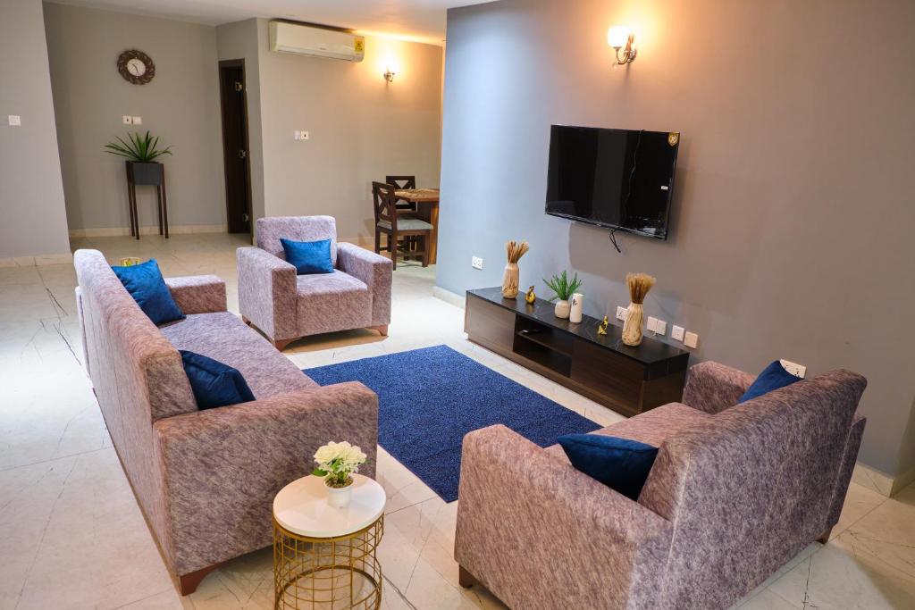东勒贡The Pearls - Penthouse的客厅配有2张沙发和1台平面电视