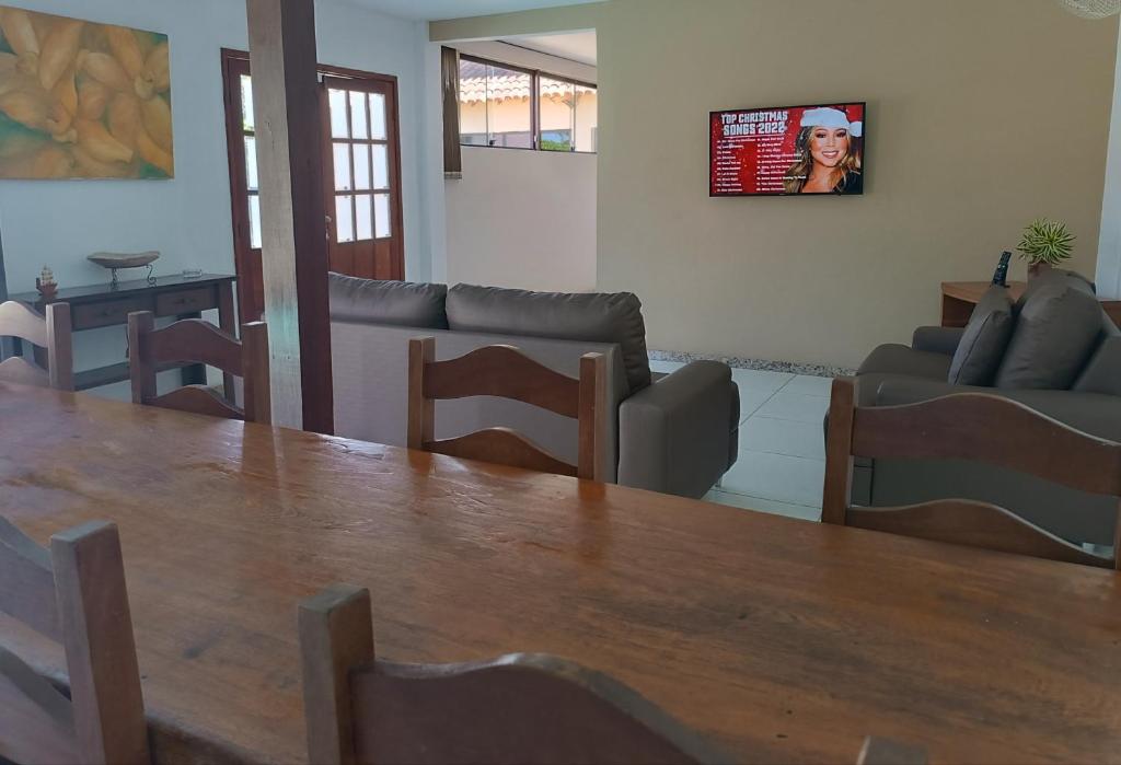 里约热内卢Buganville House Cabo Frio的客厅配有桌子和沙发