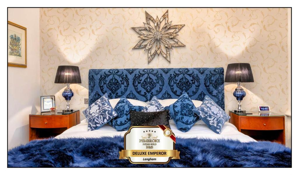 布莱克浦Pembroke Bed & Breakfast的一张带蓝色枕头的床和墙上的一颗星星