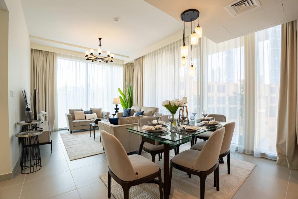 迪拜Veluxa - Luxe 2Bed in Downtown!的用餐室以及带桌椅的起居室。