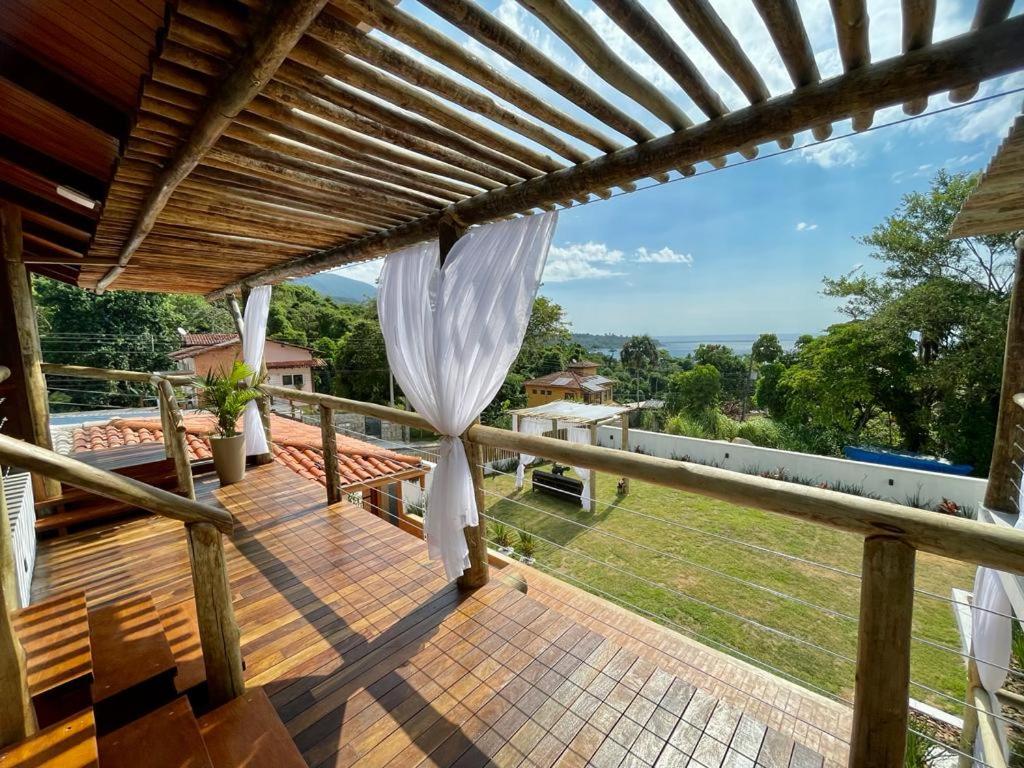 伊利亚贝拉Santomar Guest House的户外甲板设有凉亭,享有庭院的景色