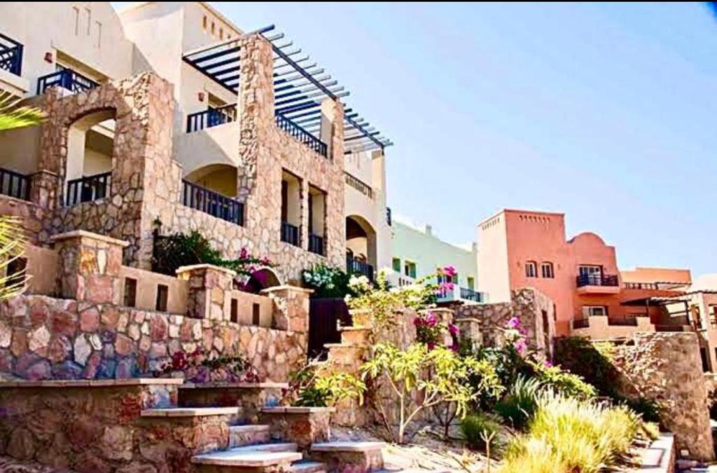 赫尔格达Azzura appartment sahl hashesh with private garden的前面有一大堆楼梯的建筑