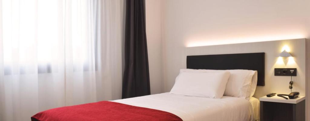圣克鲁斯Santa Limbania Boutique Hotel的酒店客房,配有一张带红色毯子的床