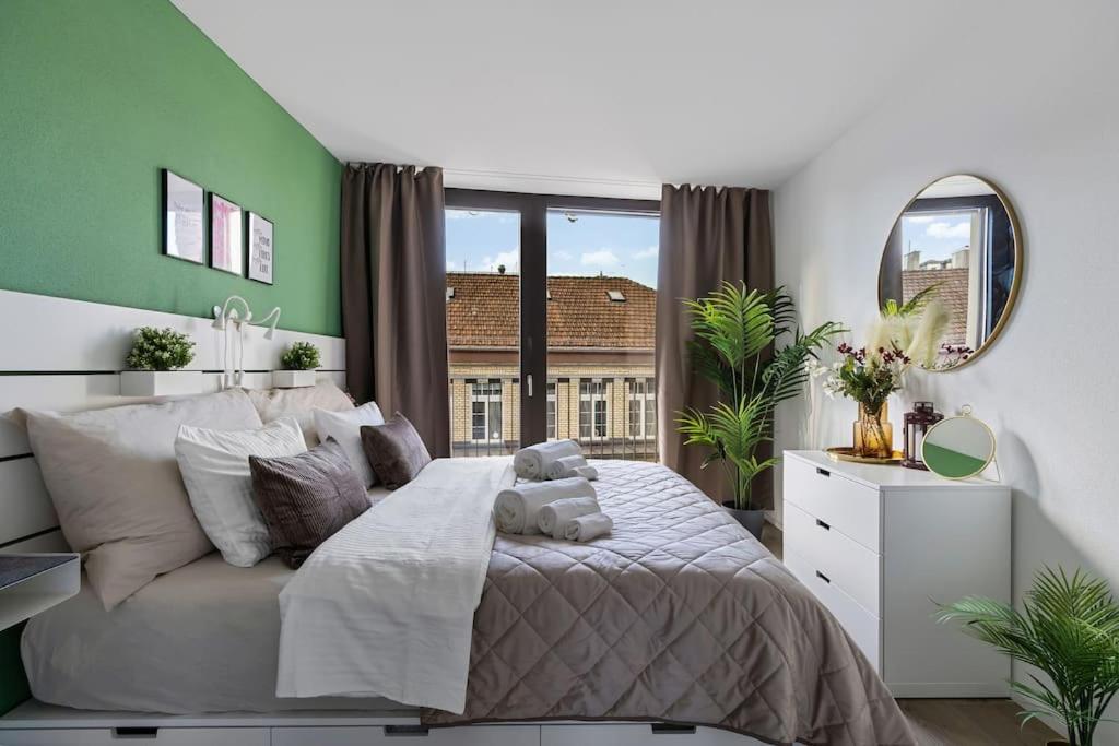 苏黎世Outstanding Boutique-Designer Apartment - private Rooftop Terrace - fully equipped的一间卧室设有一张大床和一个大窗户