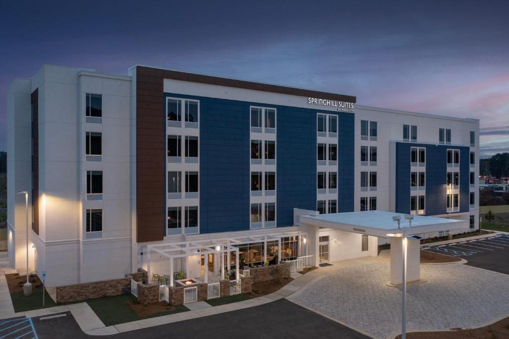费耶特维尔SpringHill Suites by Marriott Fayetteville I-95的拥有蓝白色建筑的酒店