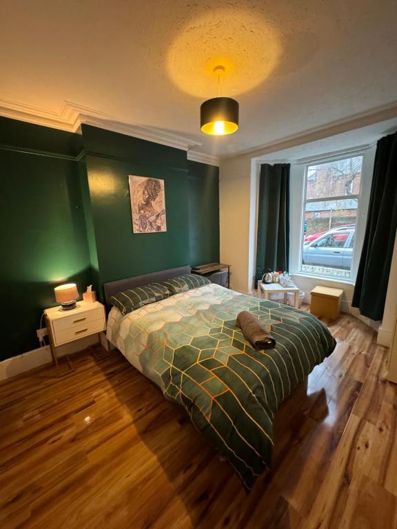朴次茅斯Sweet home的一间卧室设有一张床和绿色的墙壁