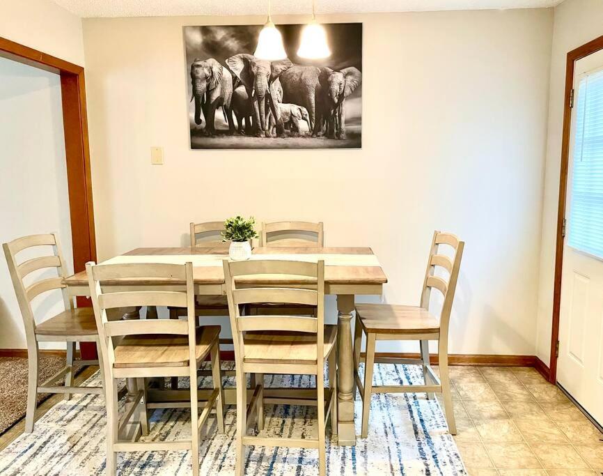 奥拉西Beautiful and Cozy Olathe Home.的餐桌、椅子和大象绘画