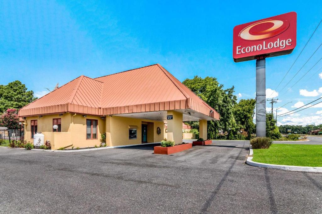 波科莫克城Econo Lodge Pocomoke City Hwy 13的一间快餐店,前面有外科医生的标志