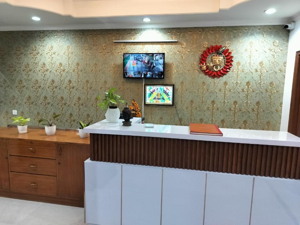 新德里Hotel Soft Petal Residency - Delhi Airport的厨房配有白色的柜台和墙壁